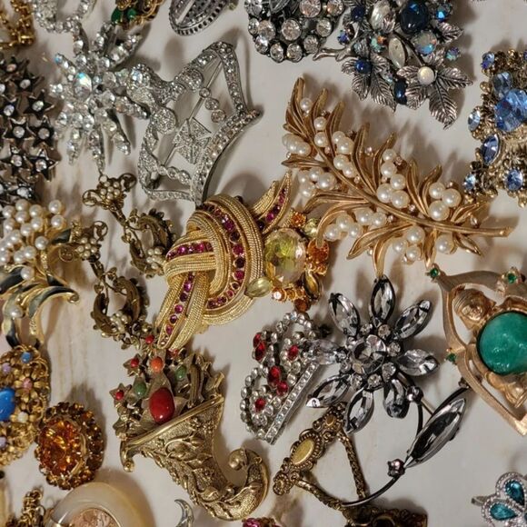 1.5 LB Vtg Mod HIGH END/ SIGNED jewelry lot~gold silver Rhinestones pearls beads - Picture 9 of 11